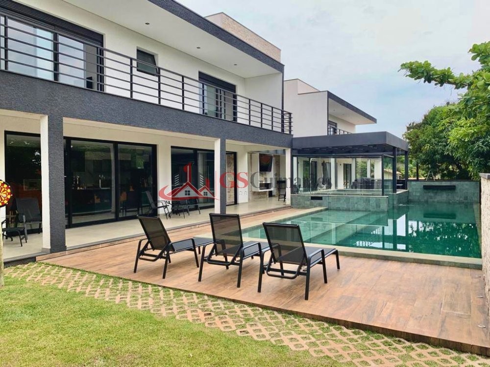 Residência Alto Padrão – 8 Suítes, Energia Solar, Piscina